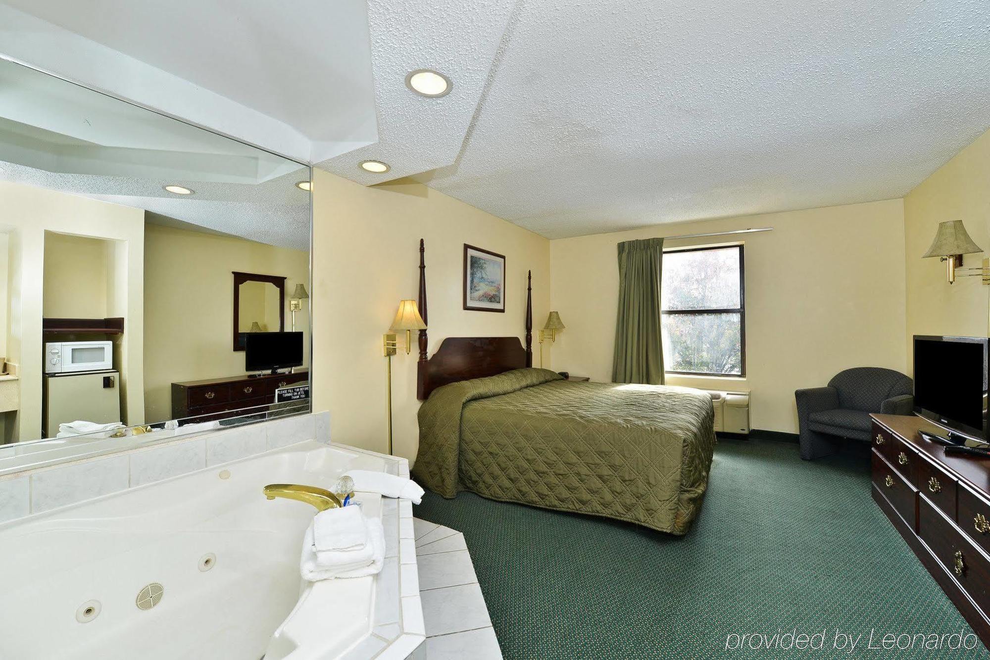 Quality Inn & Suites Айкън Стая снимка